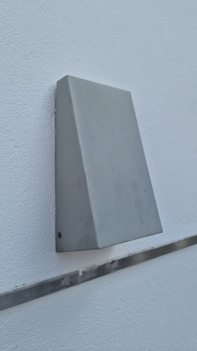 Lámpara exterior metal gris, marca Karina de leroy