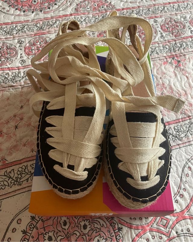 Alpargatas Xti beige y negras