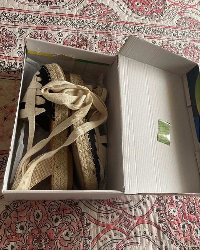 Alpargatas Xti beige y negras