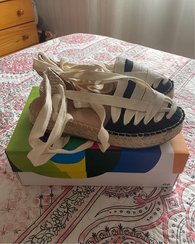 Alpargatas Xti beige y negras