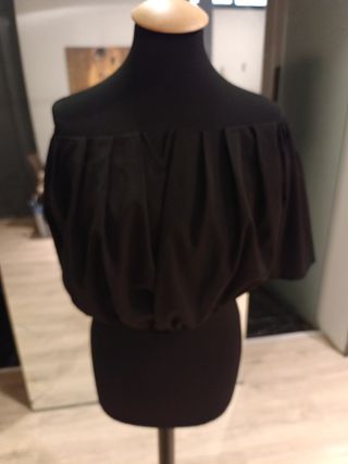 Blusa negra hombros descubiertos sobre cintura 
