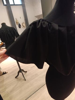Blusa negra hombros descubiertos sobre cintura 