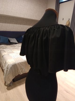 Blusa negra hombros descubiertos sobre cintura 