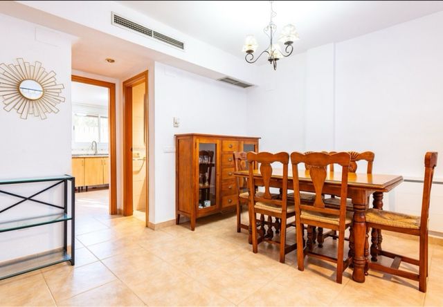 Mesa comedor extensible. Madera maciza.