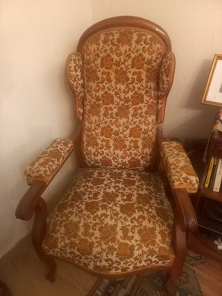 Butaca antigua de madera con orejeras