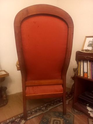 Butaca antigua de madera con orejeras