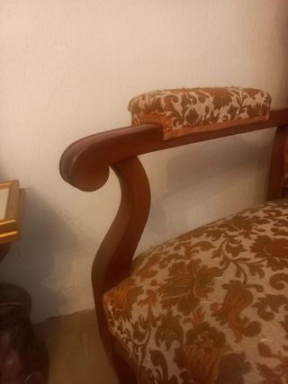 Butaca antigua de madera con orejeras