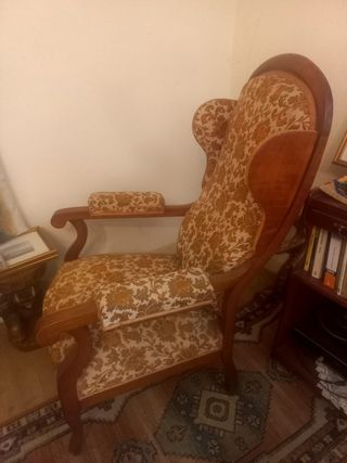 Butaca antigua de madera con orejeras