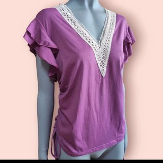 Preciosa camiseta cuello en V y mangas con volante