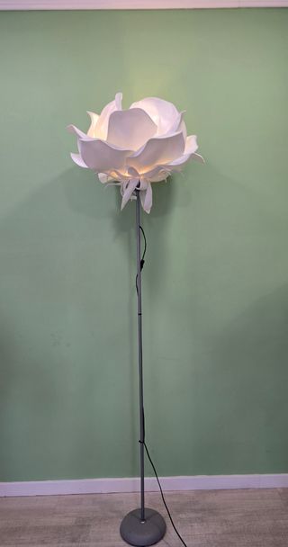 Lámpara pie flor blanca