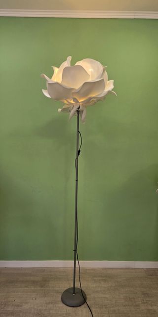 Lámpara pie flor blanca