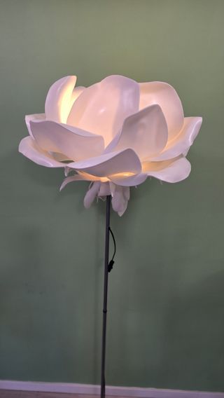 Lámpara pie flor blanca