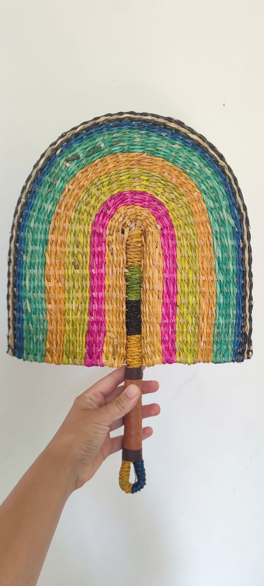 Abanico Pai pai africano arcoiris tejido a mano.