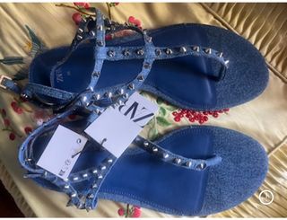Sandalias ZARA 38 azul denim tachuelas AGOTADAS