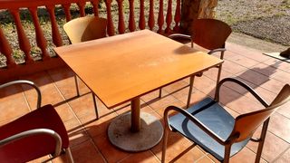 Mesa redonda y sillas terraza