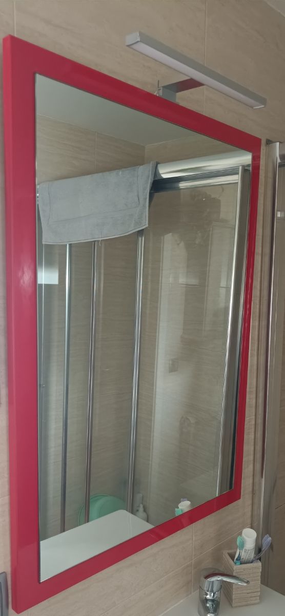 Espejo baño rojo más luz - Moderno