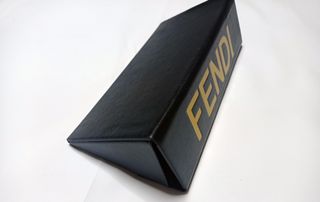 Funda gafas Fendi negra y amarilla