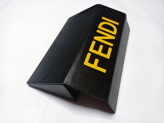 Funda gafas Fendi negra y amarilla