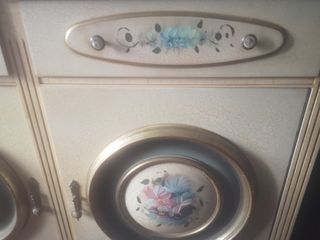 Chifonier antiguo pintado a mano. 