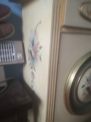 Chifonier antiguo pintado a mano. 