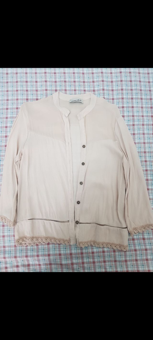 Blusa beige de encaje