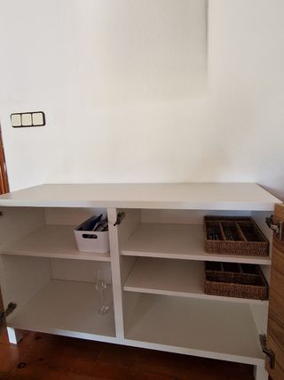 Buffet de madera blanco y marrón