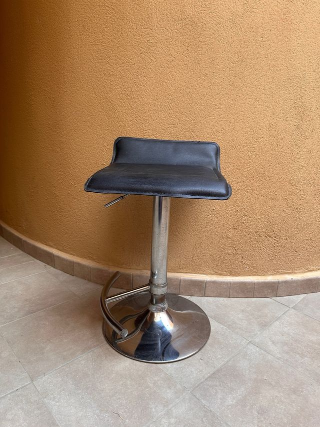 3 Taburetes regulable negro y plateado.