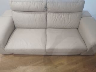 URGE VENTA. Sofá de piel beige 2 plazas. 