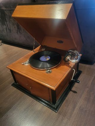 Gramola Antigua de Madera, de la marca DIANA