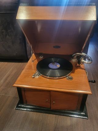 Gramola Antigua de Madera, de la marca DIANA