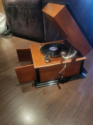 Gramola Antigua de Madera, de la marca DIANA