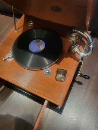 Gramola Antigua de Madera, de la marca DIANA