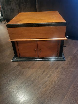 Gramola Antigua de Madera, de la marca DIANA