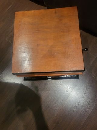 Gramola Antigua de Madera, de la marca DIANA