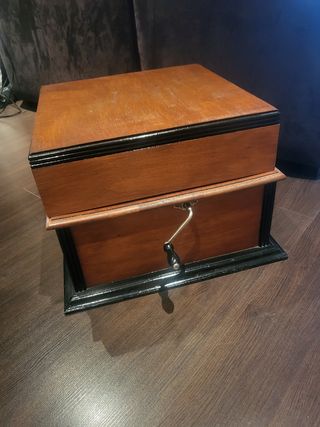 Gramola Antigua de Madera, de la marca DIANA