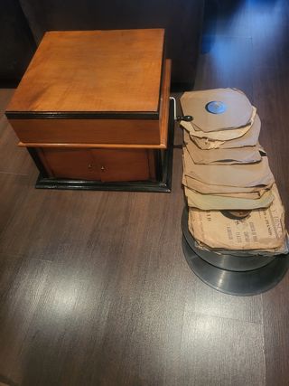 Gramola Antigua de Madera, de la marca DIANA