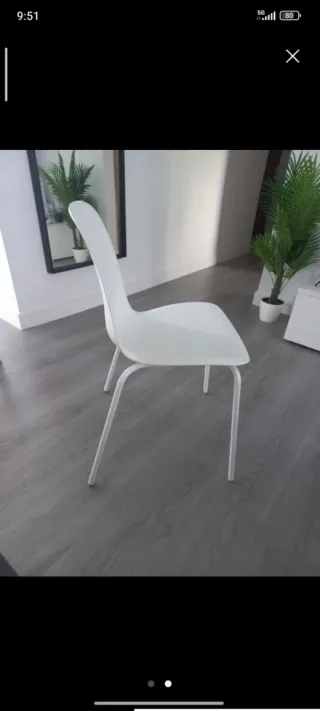 Mesa blanca extensible y 4 sillas