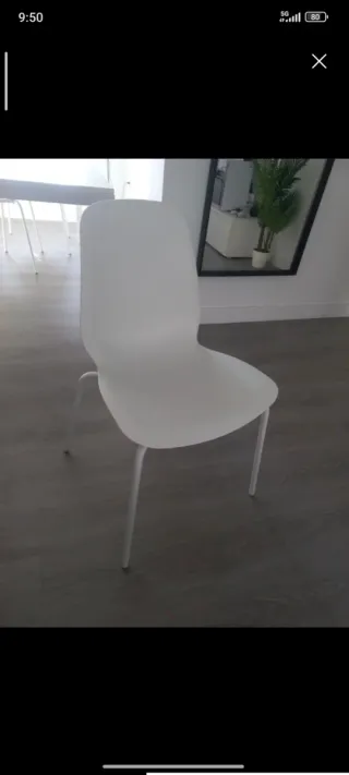 Mesa blanca extensible y 4 sillas