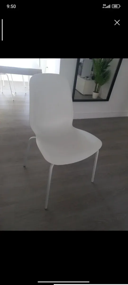 Mesa blanca extensible y 4 sillas