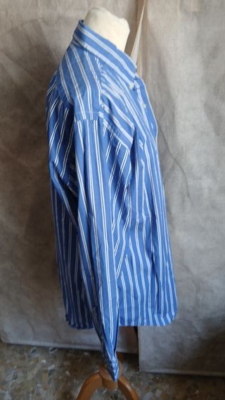 Camisa azul a rayas