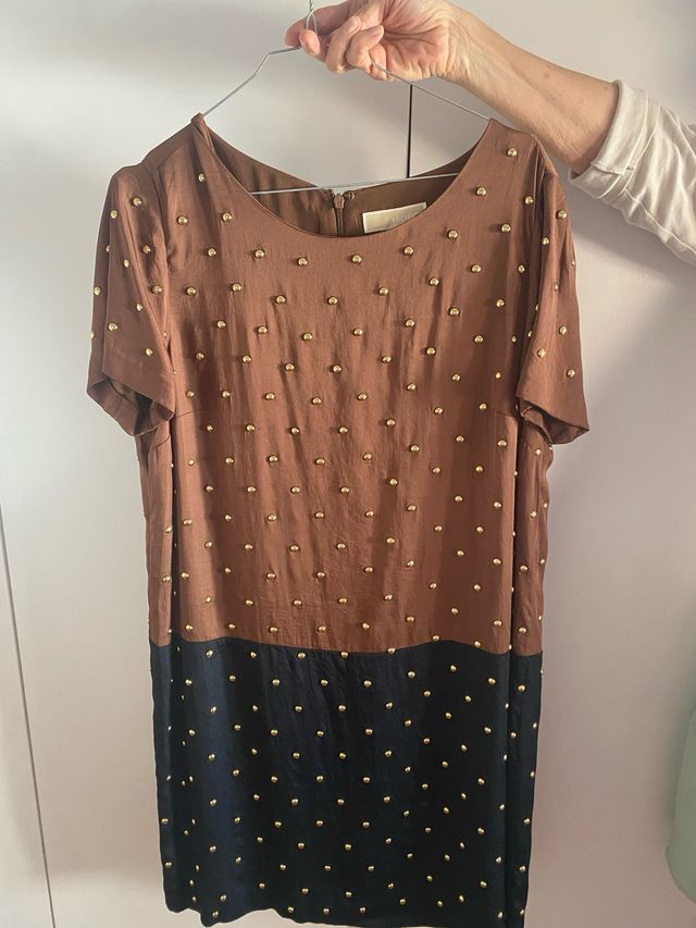 Vestido dos colores con apliques dorados