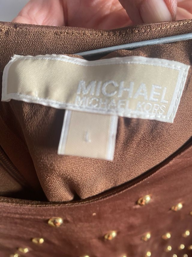 Vestido dos colores con apliques dorados