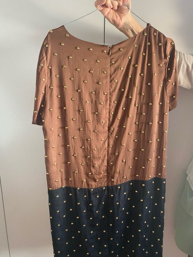 Vestido dos colores con apliques dorados