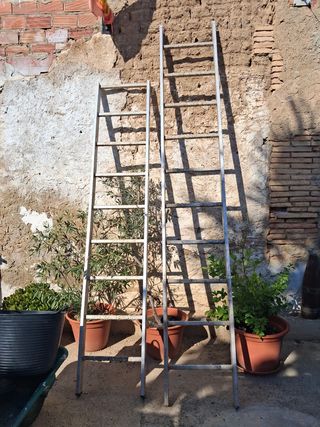 2 escaleras aluminio - 3m 30 euros y 2,60m 26 eu