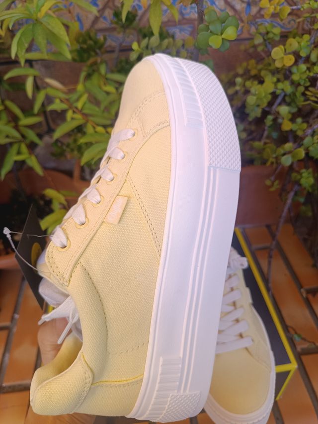 Zapatillas Buffalo beige nuevas