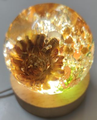 Bola decorativa con plantas y flores artesanal