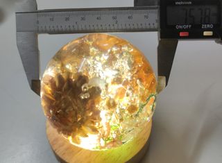 Bola decorativa con plantas y flores artesanal