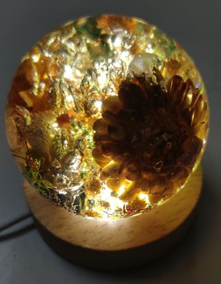 Bola decorativa con plantas y flores artesanal