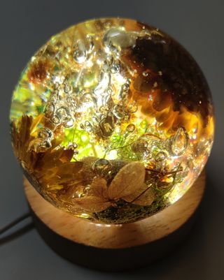 Bola decorativa con plantas y flores artesanal