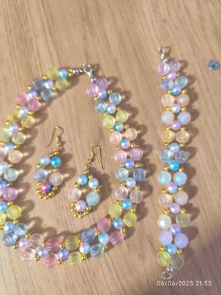 Gargantilla, pendientes y pulsera del color que qu